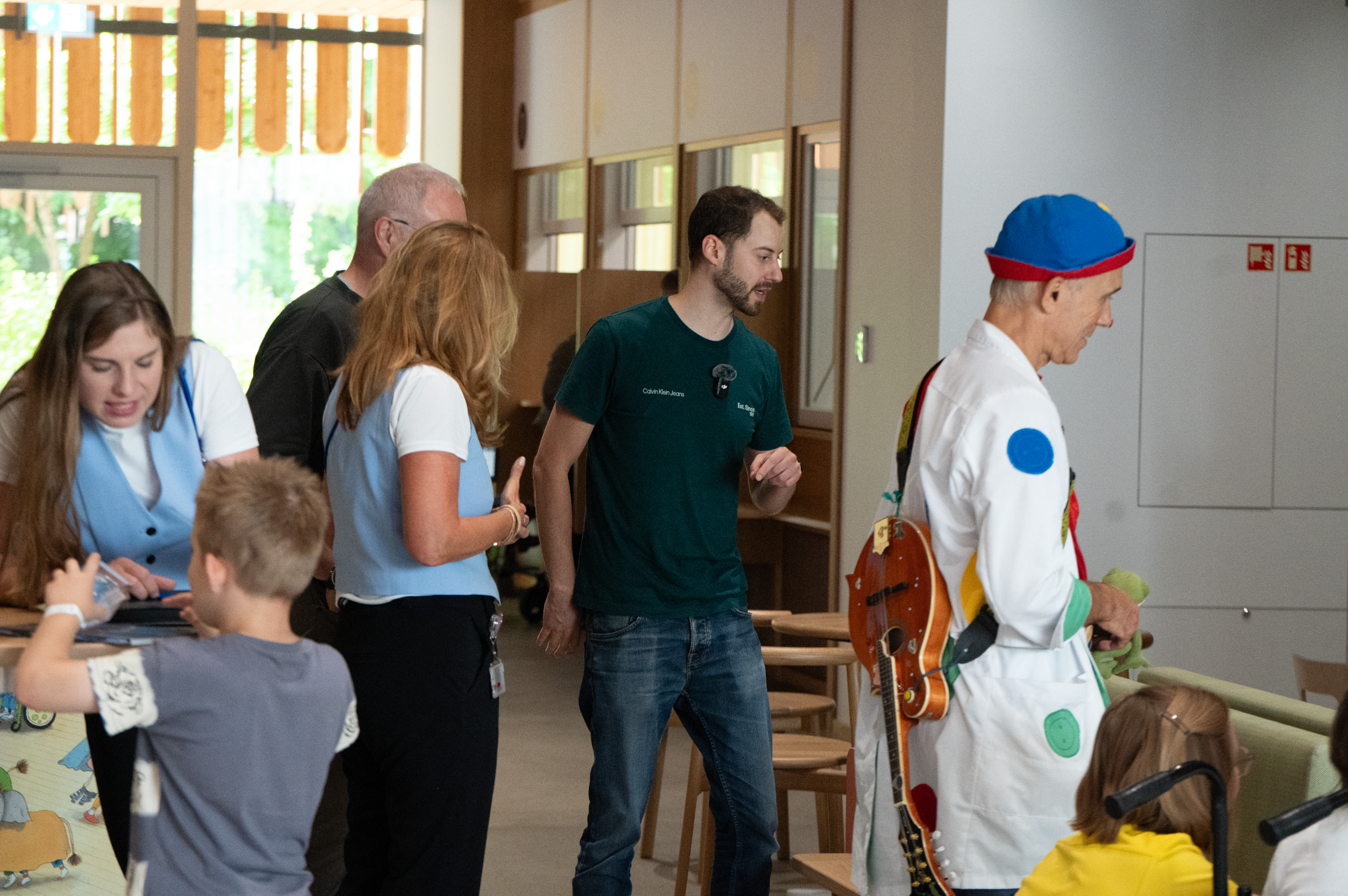 100 Kinderuhren für kleine Heldinnen und Helden – unser Besuch im Kinderspital Zürich